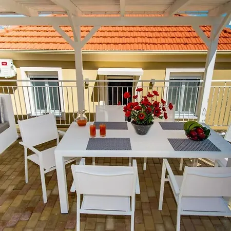 Avocado Offering Peace And Relaxation Villa